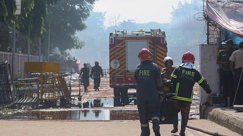 শাহজালালের কার্গো ভিলেজে এখনো ধোঁয়া উড়ছে, চলছে উদ্ধারকাজ