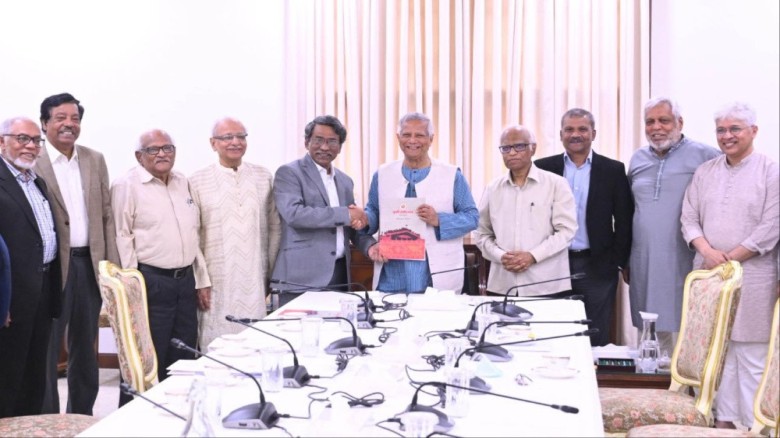 জুলাই সনদ বাস্তবায়নের সুপারিশ প্রধান উপদেষ্টার কাছে হস্তান্তর