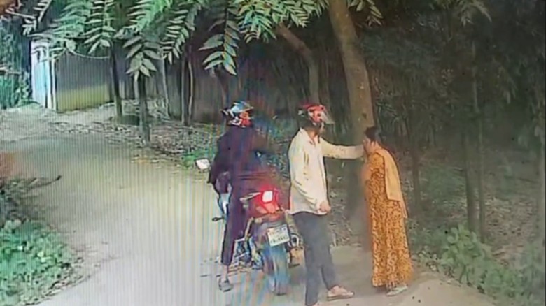 পিস্তল ঠেকিয়ে গৃহবধূর কানের দুল ছিনতাই, গ্রেপ্তার ২