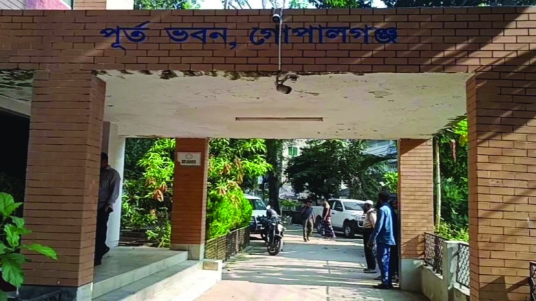 গোপালগঞ্জে গণপূর্ত অফিসে পেট্রলবোমা নিক্ষেপ, গাড়িতে আগুন