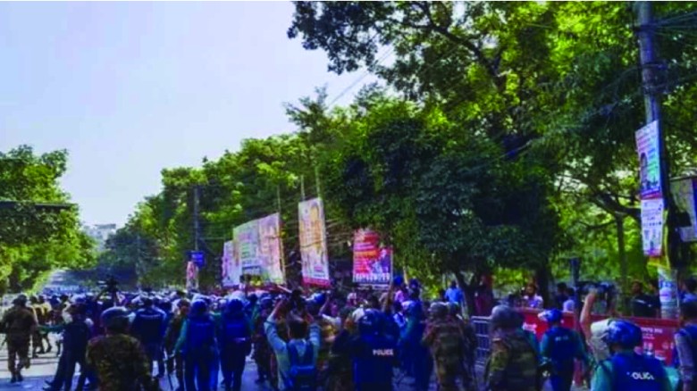 ধানমন্ডি ৩২-এর সামনে পুলিশের সাউন্ড গ্রেনেড নিক্ষেপ