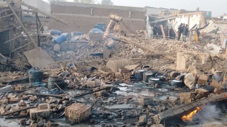 পাকিস্তানে নির্মাণ কারখানায় বিস্ফোরণে নিহত ১৫