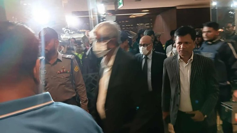 ৬ ঘণ্টা আটকা থাকার পর সচিবালয় ত্যাগ করলেন অর্থ উপদেষ্টা