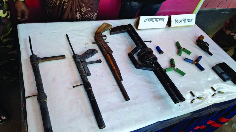 লক্ষ্মীপুরে ৫ আগ্নেয়াস্ত্রসহ সেনাবাহিনীর হাতে গ্রেপ্তার দুই যুবক