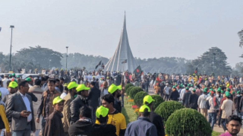 লাল-সবুজের পতাকা হাতে স্মৃতিসৌধে জনতার ঢল