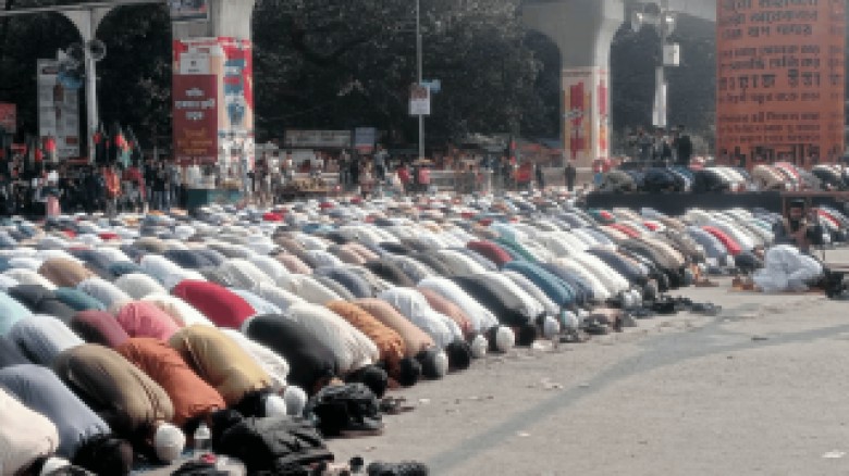 শাহবাগে জুম্মার নামাজ আদায়, বাড়ছে মানুষের ঢল