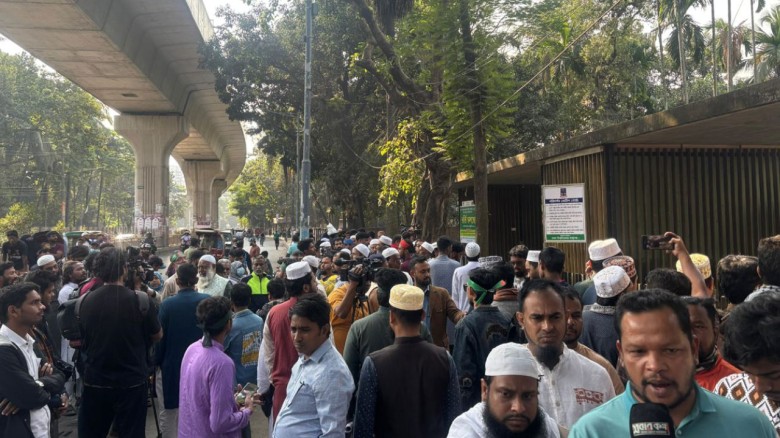 নজরুল সমাধির পাশে চিরনিদ্রায় শায়িত হচ্ছেন শহীদ ওসমান হাদি; ঢাবিতে শোকাতুর মানুষের ঢল