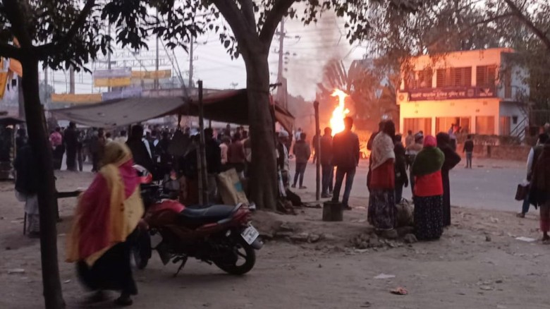 চাঁপাইনবাবগঞ্জে পুলিশ বক্সে হামলা ও অগ্নিসংযোগ: ৩০০ জনের বিরুদ্ধে মামলা, গ্রেপ্তার ৯