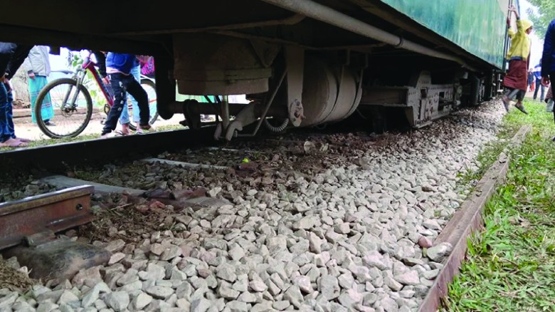 রেললাইন খুলে ফেলায় ট্রেন লাইনচ্যুত, বড় দুর্ঘটনা থেকে রক্ষা