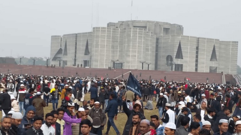 ভোর থেকেই মানিক মিয়া এভিনিউতে মানুষের ঢল