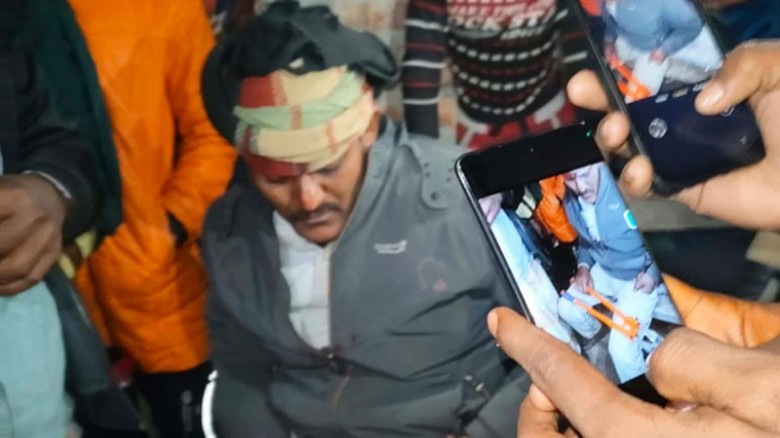 জলঢাকায় গরু চুরি করতে গিয়ে ধাওয়া: জলপাই গাছে উঠেও রক্ষা পেলেন না যুবদল নেতা