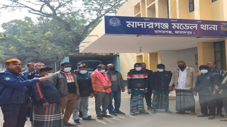 মাদারগঞ্জে পৌর যুবদল নেতাসহ ৯ জুয়াড়ি আটক
